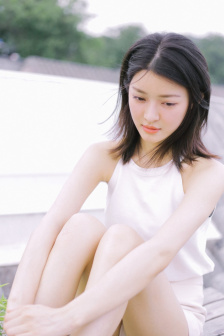 公交挤进妹妹花蕊